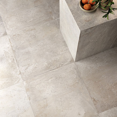 Bagno realizzato con pavimento e rivestimento della collezione Shade, variante Ivory. Particolare