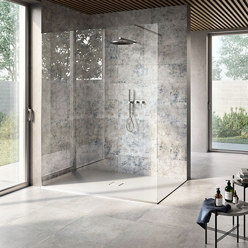 Ambiente bagno con pavimento collezione Shade variante Light, Rivestimento della collezione Shade, dec. Impression