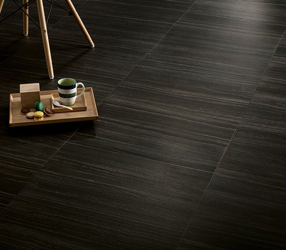 Pavimento della collezione Silky, variante Dark