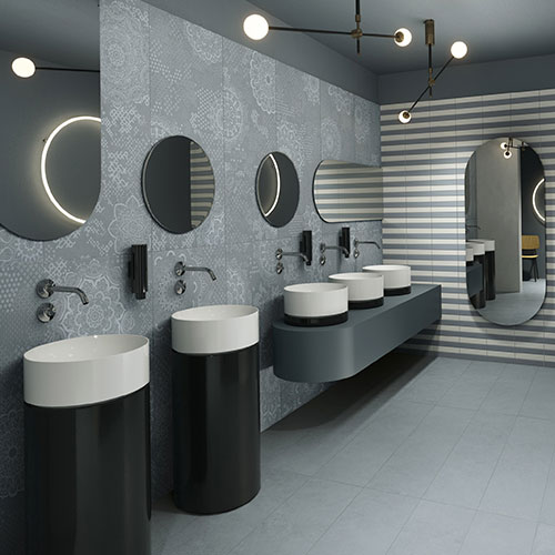 Ambiente bagno realizzato con pavimento della Collezione Spring, variante Avio. Rivestimento collezione Spring variante Avio Atelier e Petali bianco.
