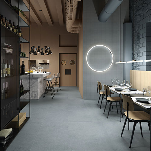 Ristorante realizzato con pavimento della Collezione Spring, variante Avio. Rivestimento collezione Spring variante Avio e Mosaico Crisp.