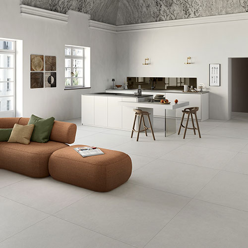 Cucina realizzata con pavimento e rivestimento della Collezione Spring, variante Pearl