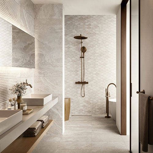 Ambiente bagno realizzato con pavimento e rivestimento della collezione Stream, variante Bone