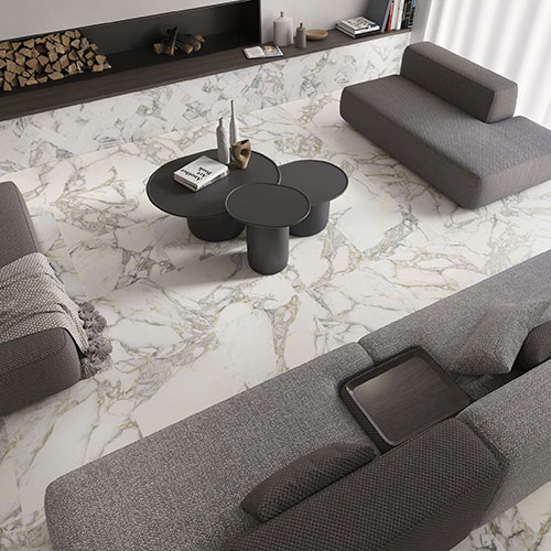 Living realizzato con pavimento e rivestimento della collezione Symphony, variante Snow