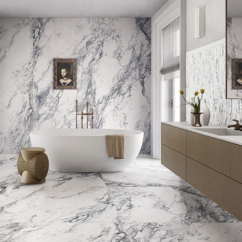 Bagno realizzato con Pavimento e rivestimento della collezione Symphony, variante Persian
