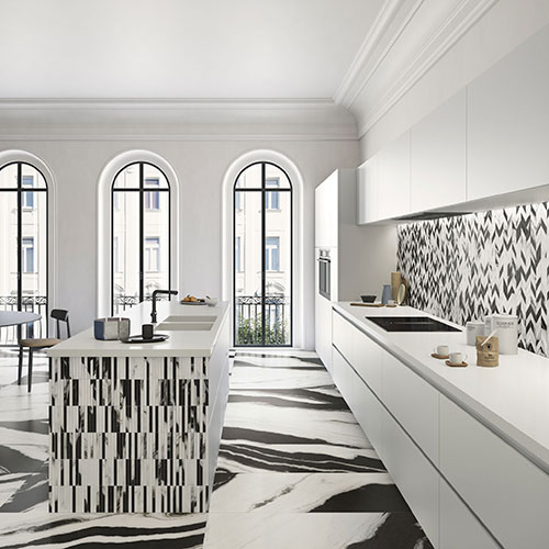 Cucina realizzata con pavimento e rivestimento della collezione Symphony, variante Snow