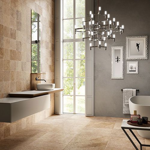 Bagno realizzato con Pavimento e rivestimento della Collezione Sénanque, variante Mélangé