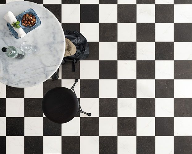 immagine zenitale della serie Concert, colore Black and White: pavimento con scorcio di poltrone e tavolino con oggetti