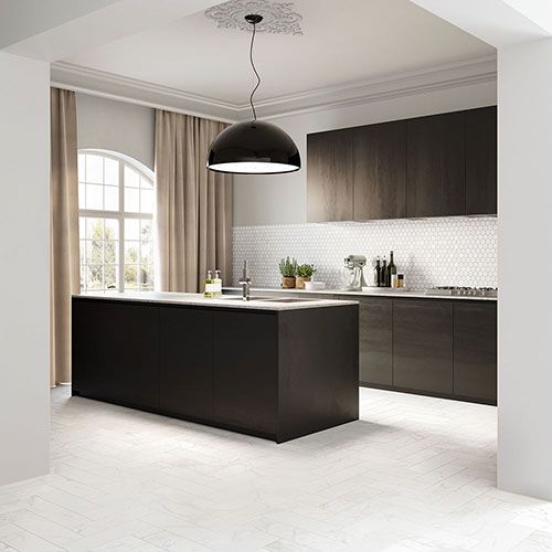 immagine della serie Concert, pavimento colore White su cucina in legno scuro