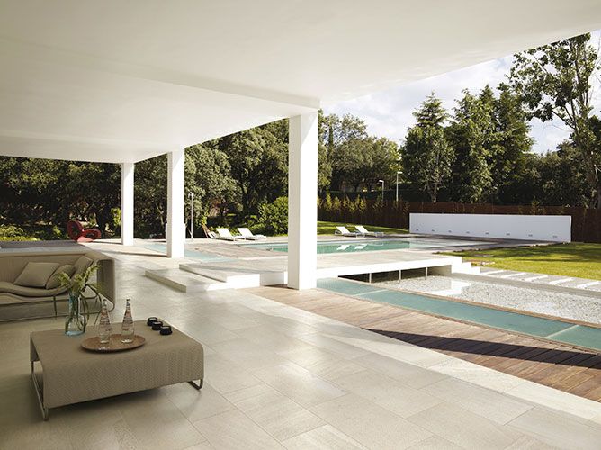 Ambiente in & out con pavimenti della collezione Sands, variante Ivory