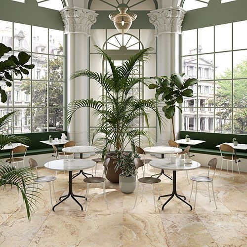Immagine in primo piano del pavimento di un salone in un moderno ristorante, serie Bloom colore Beige