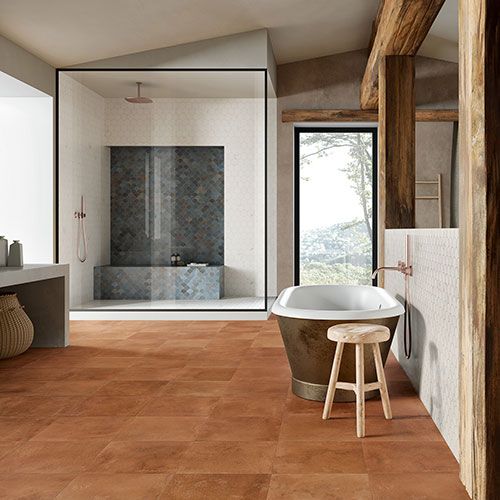 ambiente bagno con pavimento variante Redflame, collezione Home effetto cotto
