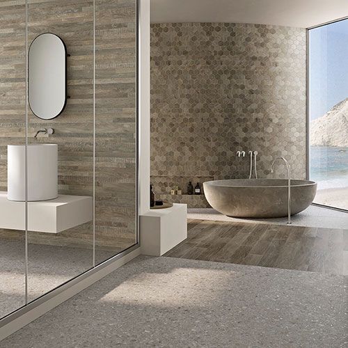 Ambiente bagno realizzato con pavimento e rivestimento della collezione Shizen, variante Cenere
