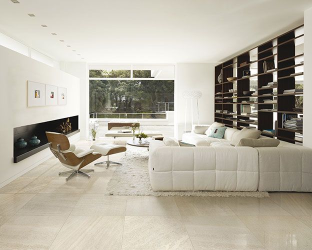 Ambiente living con pavimenti della collezione Sands, variante Ivory