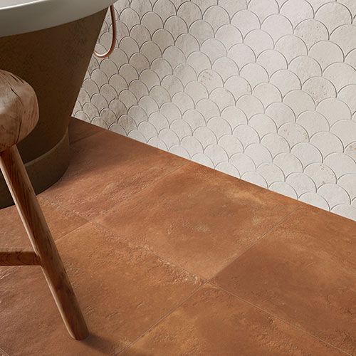 particolare di ambiente bagno con pavimento variante Redflame, collezione Home effetto cotto