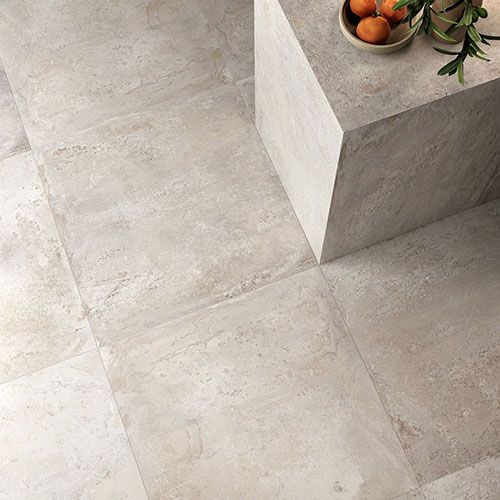 Bagno realizzato con pavimento e rivestimento della collezione Shade, variante Ivory. Particolare