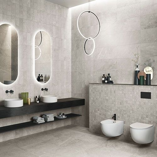 Bagno realizzato con pavimento e rivestimento della collezione Velvet, variante Grey