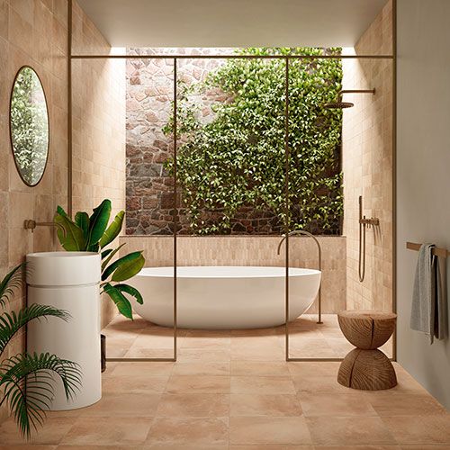 ambiente bagno realizzato con rivestimento e pavimento variante Amberpeach, collezione Home effetto cotto