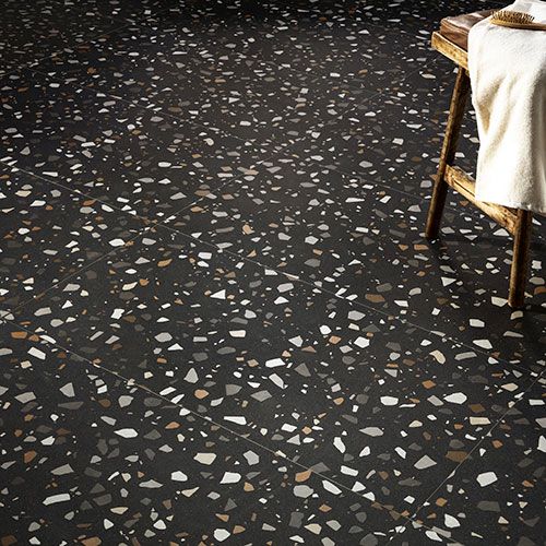 Particolare del pavimento Raku - Black, collezione Iro