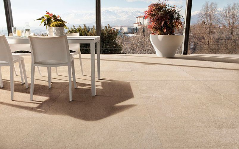 particolare del pavimento Cream, serie feel, posato in esterni