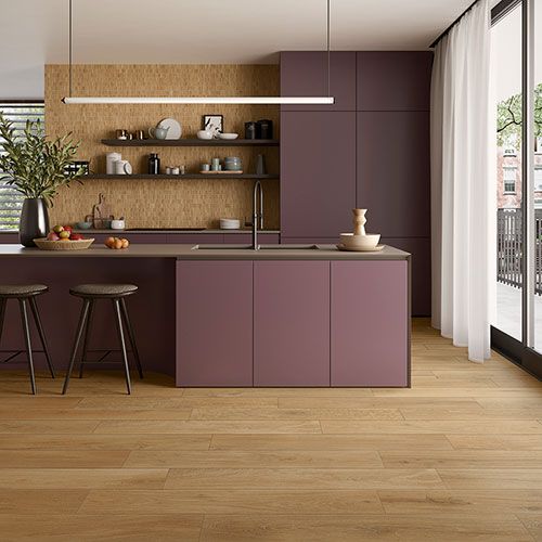 ambiente cucina con pavimento e rivestimento variante Sunset, collezione Groove effetto legno