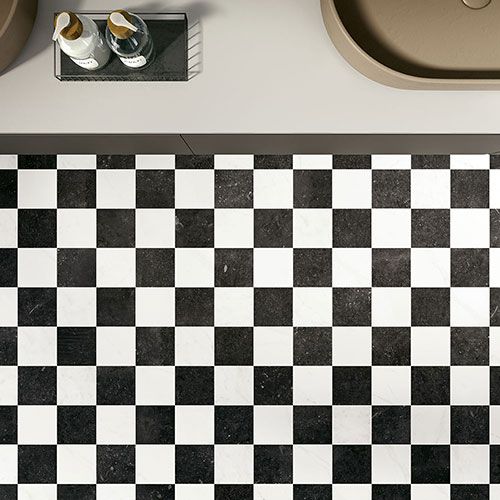 immagine zenitale della serie Concert, colore Black, pavimento a scacchiera bianco e nero