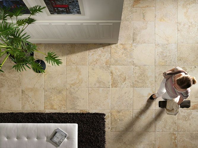 Immagine zenitale di ambiente con pavimento Golden della collezione Instone, effetto pietra.