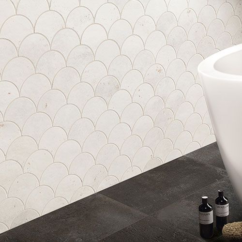Particolare di ambiente bagno realizzato con pavimento variante Darkpeat e rivestimento variante whitepastel, collezione Home effetto cotto