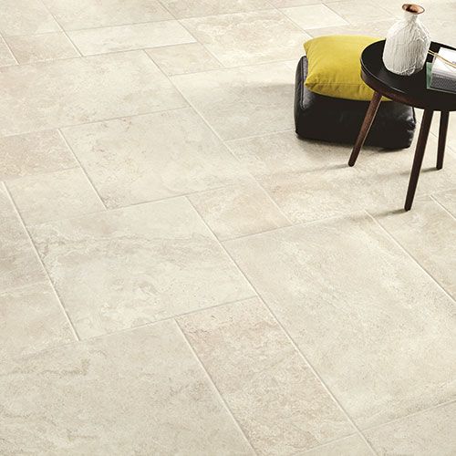 Immagine del pavimento Light della collezione Echoes, effetto cotto, con un tavolino ed alcuni arredi