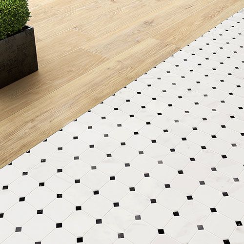 immagine della serie Concert, colore White, posato insieme a tappeto di tavolato in legno