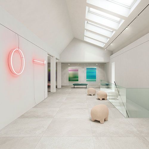 Spazio pubblico con pavimento e rivestimento White, serie Feel