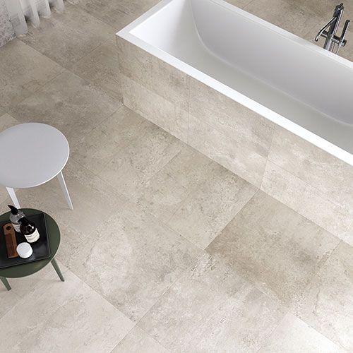 Bagno realizzato con pavimento e rivestimento della collezione Shade, variante Ivory