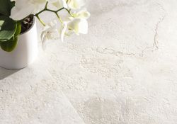 Particolare del pavimento Bloom White con vaso di fiori appoggiato