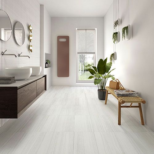 Ambiente bagno realizzato con pavimento e rivestimento della collezione Silky, variante White