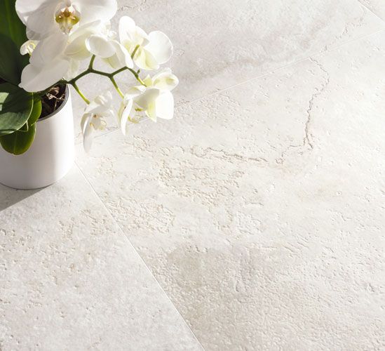 Immagine del pavimento di un moderno appartamento, serie Bloom colore White, con un vaso di fiori appoggiato