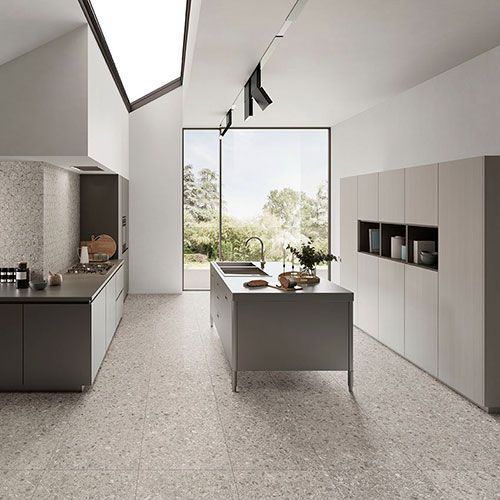 Ambiente cucina realizzato con pavimento e rivestimento della collezione LIM, variante Grey