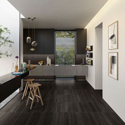 Ambiente cucina realizzato con Rivestimento della collezione Silky, variante Dark Mosaico crisp, e pavimento della collezione Silky, variante Dark