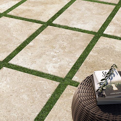 Particolare di pavimentazione esterna realizzata con collezione Manor, variante Almond