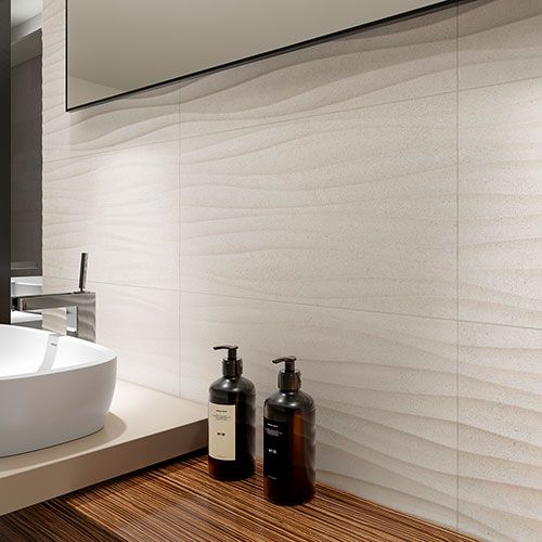 Particolare di parete in ambiente bagno con pavimento e rivestimento White, serie Feel