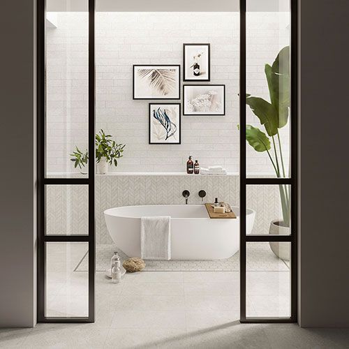 Ambiente bagnorealizzato con rivestimento e pavimento della collezione Mytime, variante Latte