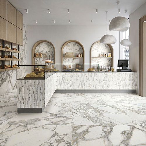 Negozio realizzato con pavimento e rivestimento della collezione Symphony, variante Snow