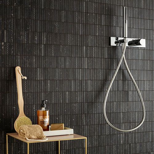 immagine della serie Concert, colore Black: rivestimento di ambiente bagno con mosaico listelli
