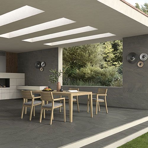 Ambiente realizzato con pavimento e rivestimento della collezione Nuances, Variante Sage