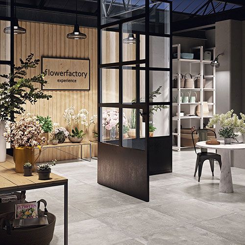 Shop realizzato con pavimento della collezione Shade, variante Grey