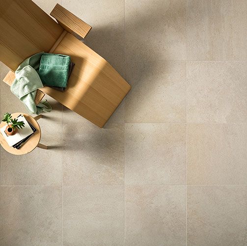 Zenitale del pavimento Ivory, serie Feel, con seduta in legno e tavolino