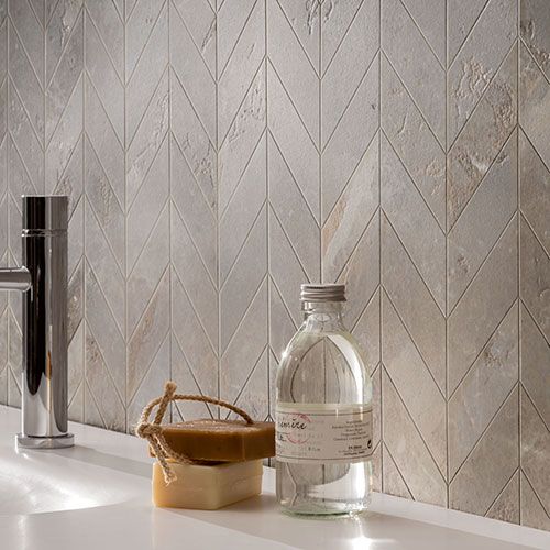 Particolare di rivestimento con posa chevron di variante Beige, serie Golden Age