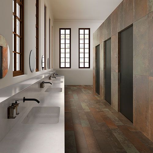 Ambiente bagno realizzato con pavimento e rivestimento della collezione Melt, variante Oxid