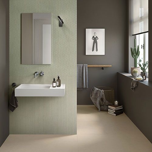 Ambiente bagno realizzato con pavimento della Collezione Spring, variante Sand. Rivestimento collezione Spring variante Emerald