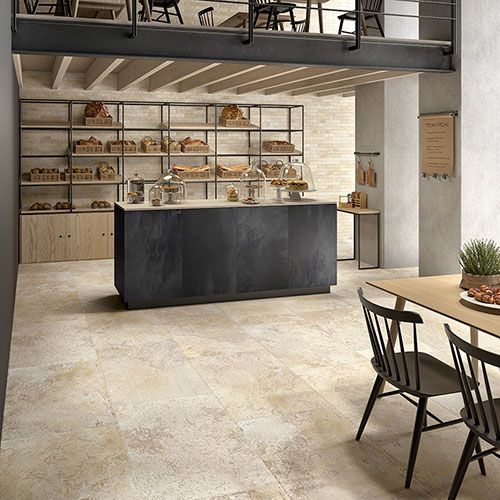 Shop realizzato con rivestimento e pavimento della collezione Manor, variante Almond