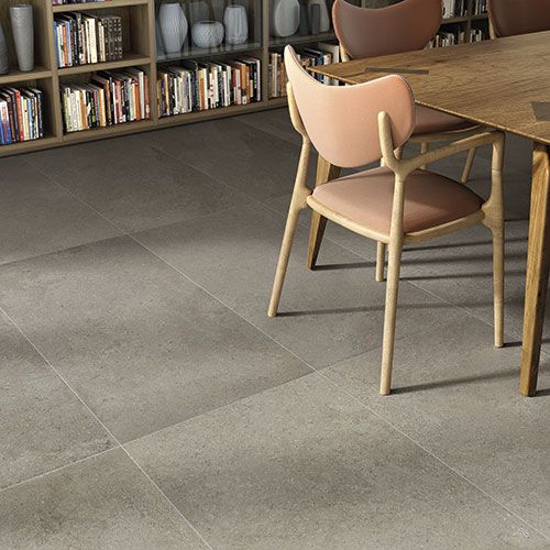 Particolare del pavimento grey, serie Feel, posato in una zona giorno